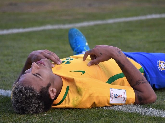 Brazil's Neymar gestures during their 2018 World Cup qualifier football match in La Paz on October 5, 2017. / AFP PHOTO / NELSON ALMEIDA (Photo credit should read NELSON ALMEIDA/AFP/Getty Images)