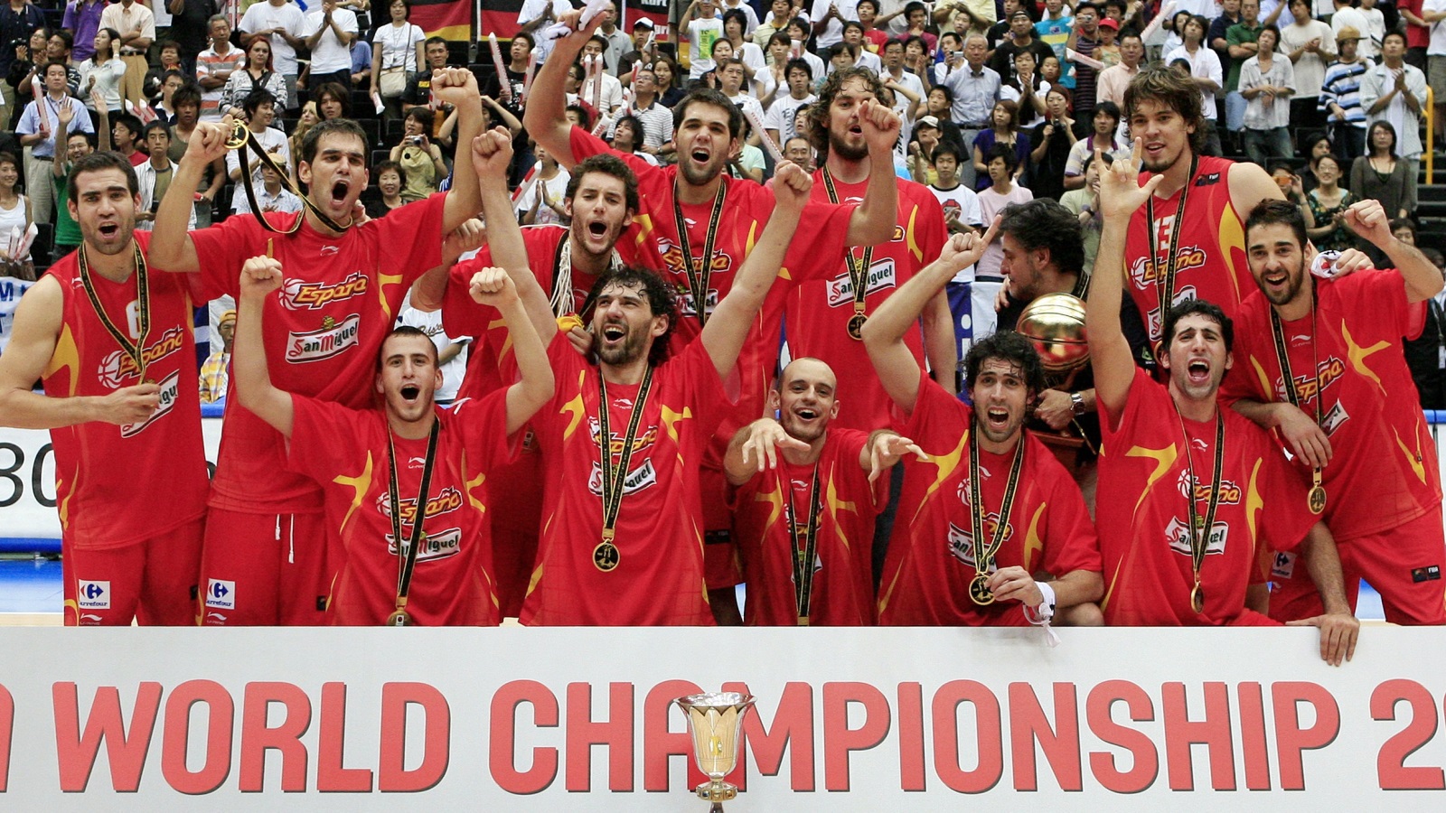 شهد عام ٢٠٠٦ أول زمالة للشقيقين باو ومارك تحت راية المنتخب الإسباني في كأس العالم لكرة السلة باليابان (رويترز)