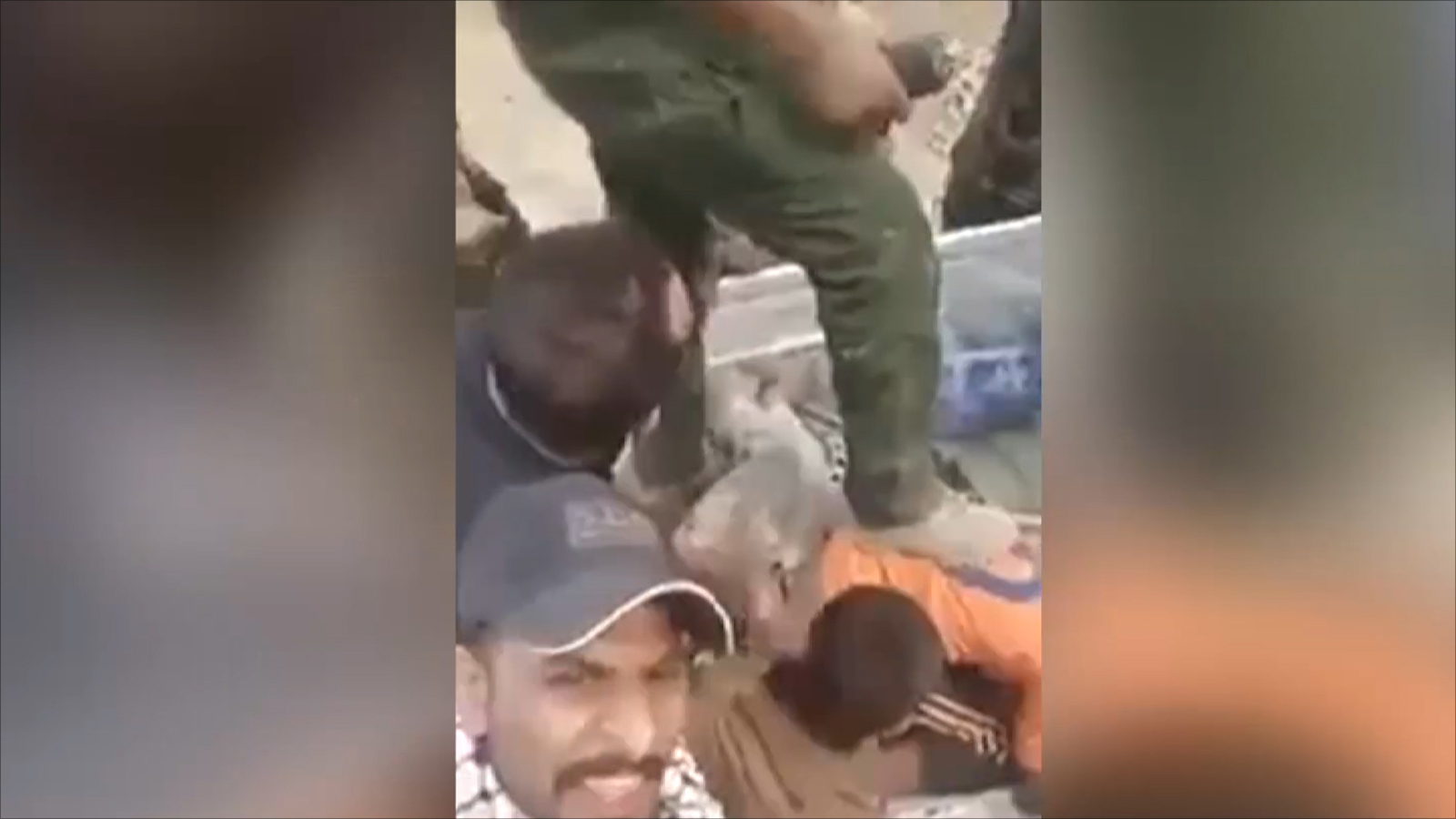 صورة تكشف تعذيب أفراد من الحشد الشعبي لأطفال في قرية بنواحي القيارة جنوب الموصل (ناشطون)