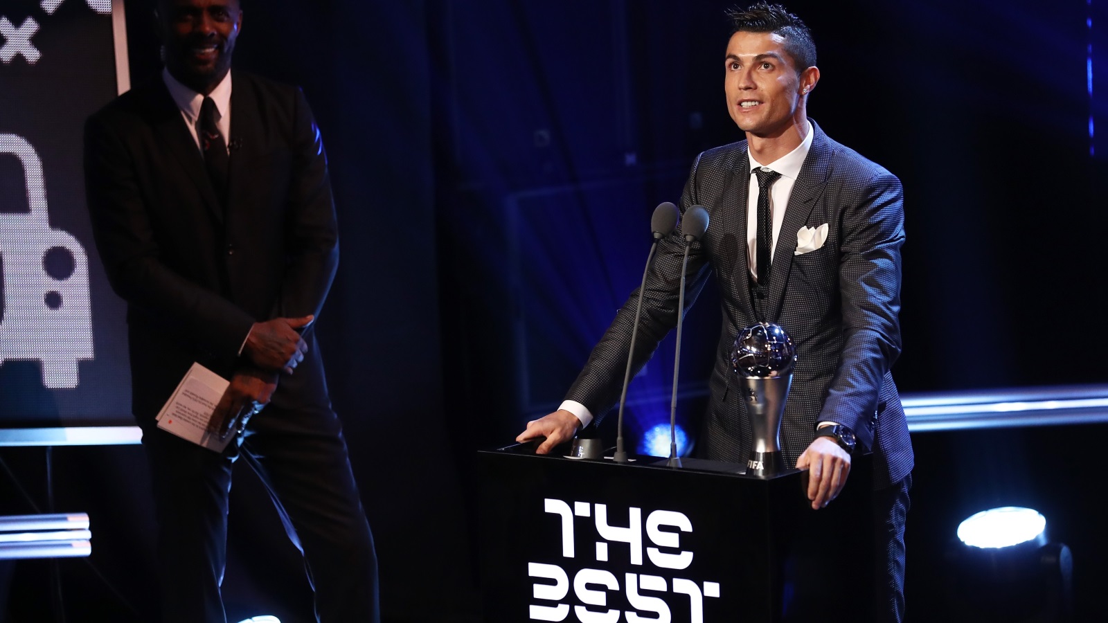 رونالدو أحرز جائزة أفضل لاعب في العالم خمس مرات (غيتي)
