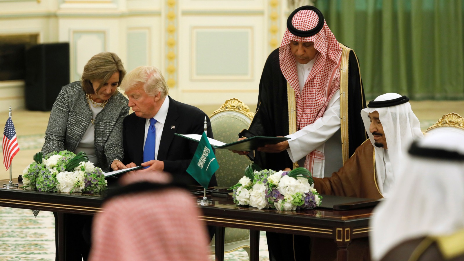 الملك سلمان بن عبدالعزيز وترمب أثناء توقيعهما الاتفاقيات الأمنية (رويترز)