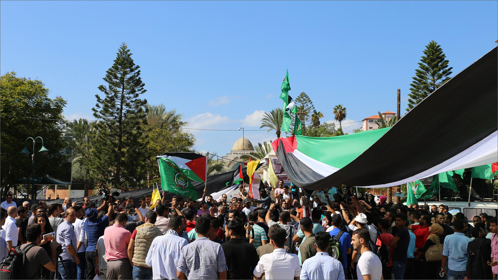 ‪‬ احتفالات شعبية بغزة ابتهاجا بتوقيع اتفاق جديد للمصالحة بين فتح وحماس في شهر أكتوبر/تشرين الأول الجاري(الجزيرة)