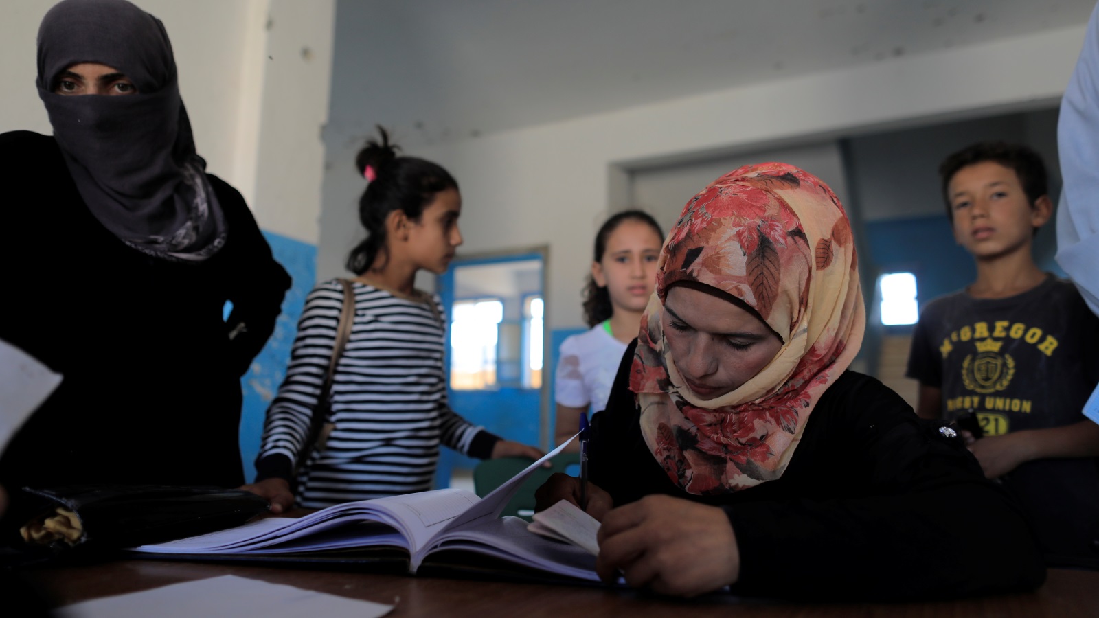 أطفال الرقة بدؤوا العودة للمدارس بعد سنوات من إجبارهم على التعلم وفق مناهج تنظيم الدولة (رويترز)