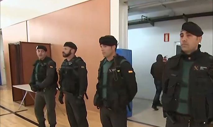 الشرطة الوطنية الإسبانية والحرس المدني يقتحمان مراكز الاقتراع