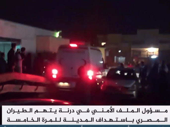 قالت مصادر طبية ليبية إن 14 مدنيا -بينهم نساء وأطفال- قتلوا وأصيب أكثر من 25 في غارة على مدينة درنة شرقي ليبيا. واتهم ناشطون سلاح الجو المصري بتنفيذ الغارة.