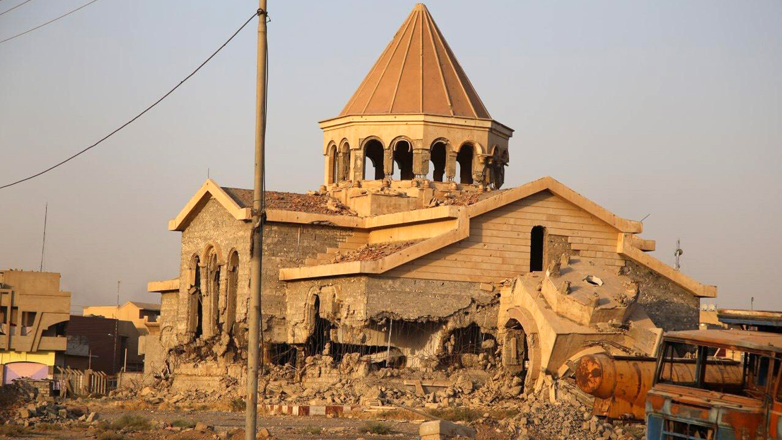 إحدى الكنائس التي تضررت بفعل القصف الجوي شرقي الموصل (الجزيرة)