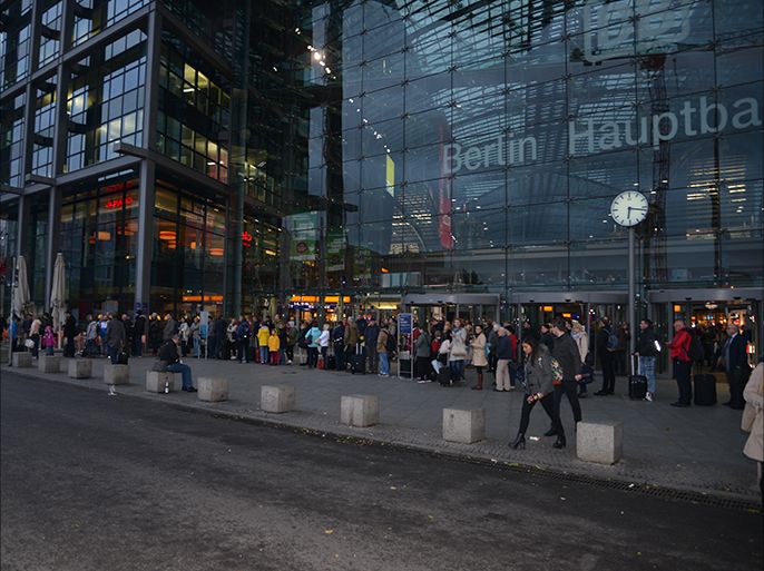 زحام للركاب مواقف سيارات الأجرة خارج محطة قطارات برلين بعد تعطيل المواصلات الداخلية. الجزيرة نت