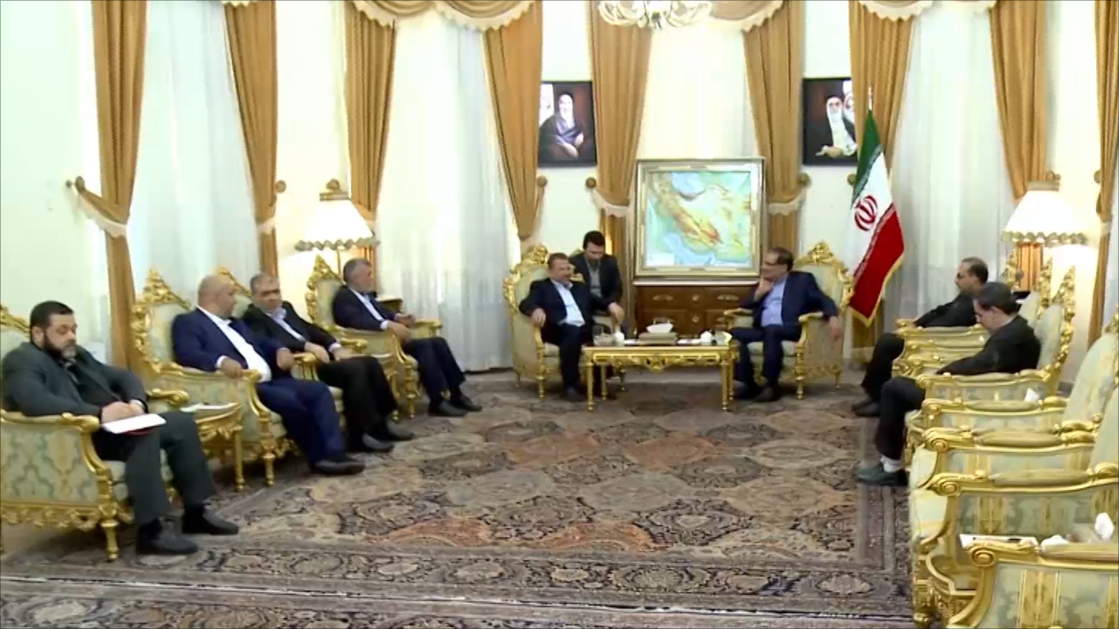 وفد حماس في لقاء مع رئيس مجلس الأمن القومي الإيراني علي شمخاني (الجزيرة)