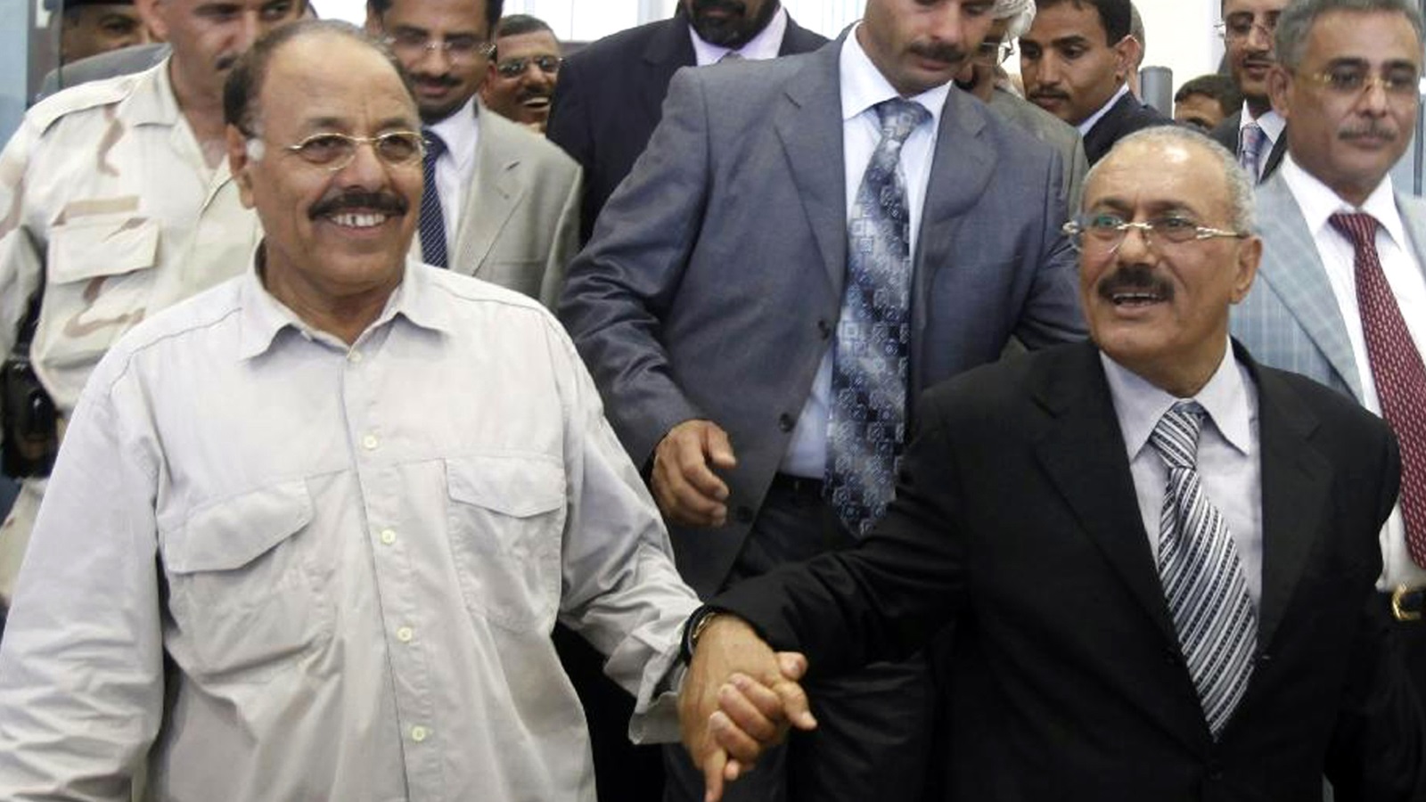 الرئيس اليمني الراحل علي عبد الله صالح والجنرال علي محسن الأحمر (الأوروبية)
