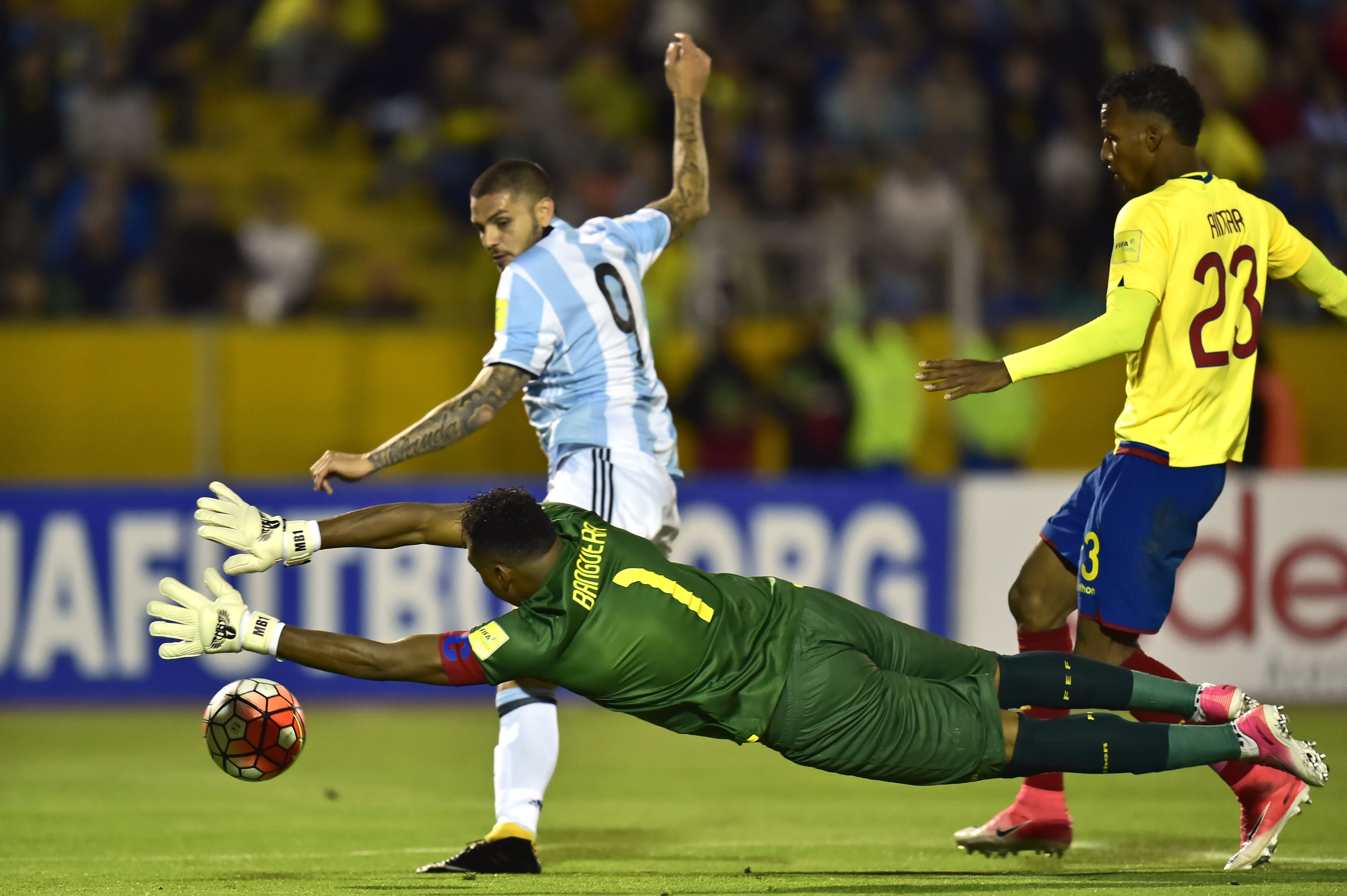 الحارس الإكوادوري بانغويرا يحرم إيكاردي من التسجيل في مباراة تأهل الأرجنتين لمونديال روسيا (غيتي)
