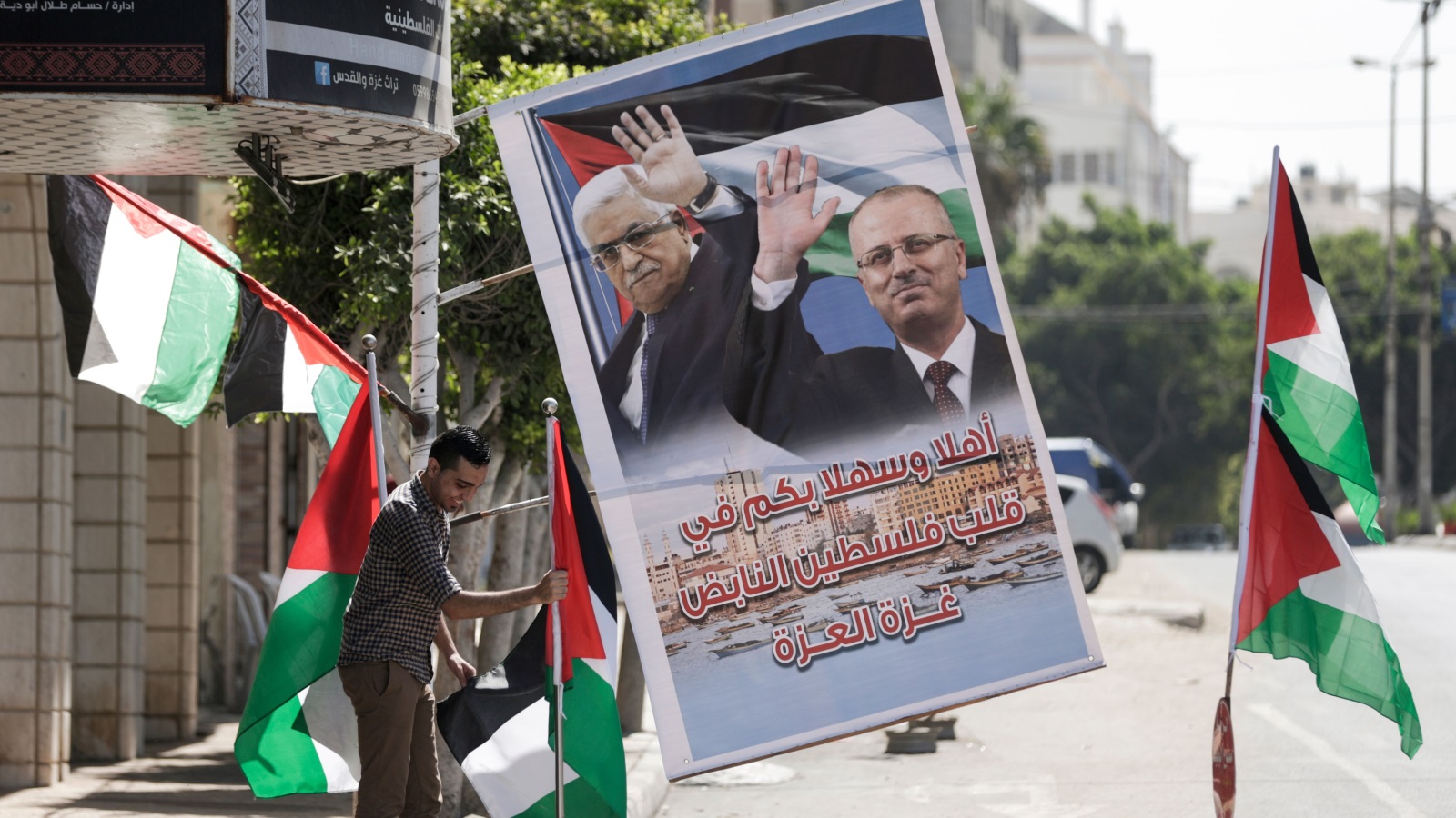 ‪(الفرنسية-غيتي)‬ لافتة ترحيبية بأحد شوارع غزة