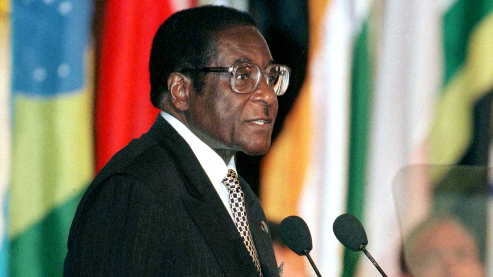 روبرت موغابي رئيس زيمبابوي الذي تم الانقلاب عليه في 15 نوفمبر (رويترز)