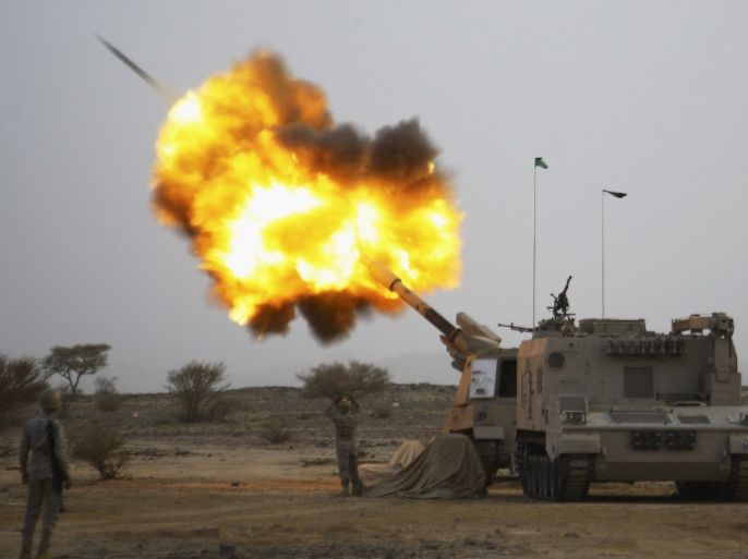 Saudi army artillery fire shells towards Houthi movement positions at the Saudi border with Yemen April 15, 2015. REUTERS/Stringer TPX IMAGES OF THE DAY