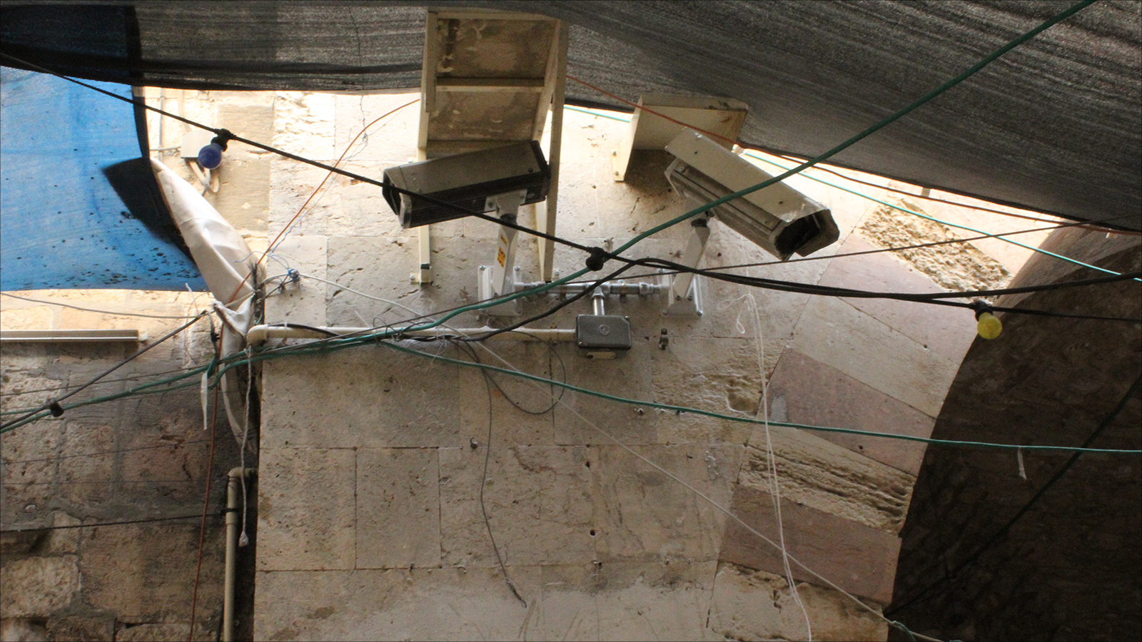 كاميرات مراقبة جديدة عند باب المجلس في المسجد الأقصى (الجزيرة)