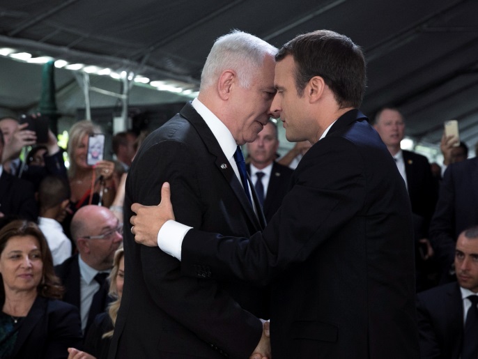 French President Emmanuel Macron and Israeli Prime Minister Benjamin Netanyahu shake hands after a ceremony commemorating the 75th anniversary of the Vel d'Hiv roundup, in Paris, France, July 16, 2017. REUTERS/Kamil Zihnioglu/Pool