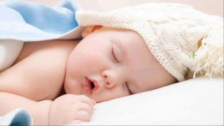 هل يستدعي نوم الطفل بعينين مفتوحتين قليلاً القلق, صورة بحجم لموضوعات وقضايا، الصورة حجم 1280 في 1600 مستخدمة كغلاف لقضايا صحة