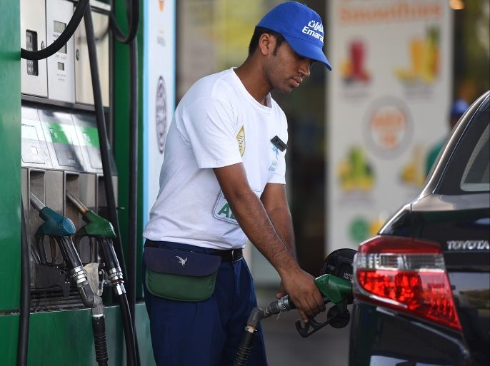 DUBAI, UNITED ARAB EMIRATES - SEPTEMBER 25: Emarat petrol station attendant fills up the tank of a car on September 25, 2017 in Dubai, United Arab Emirates. (Photo by Tom Dulat/Getty Images)