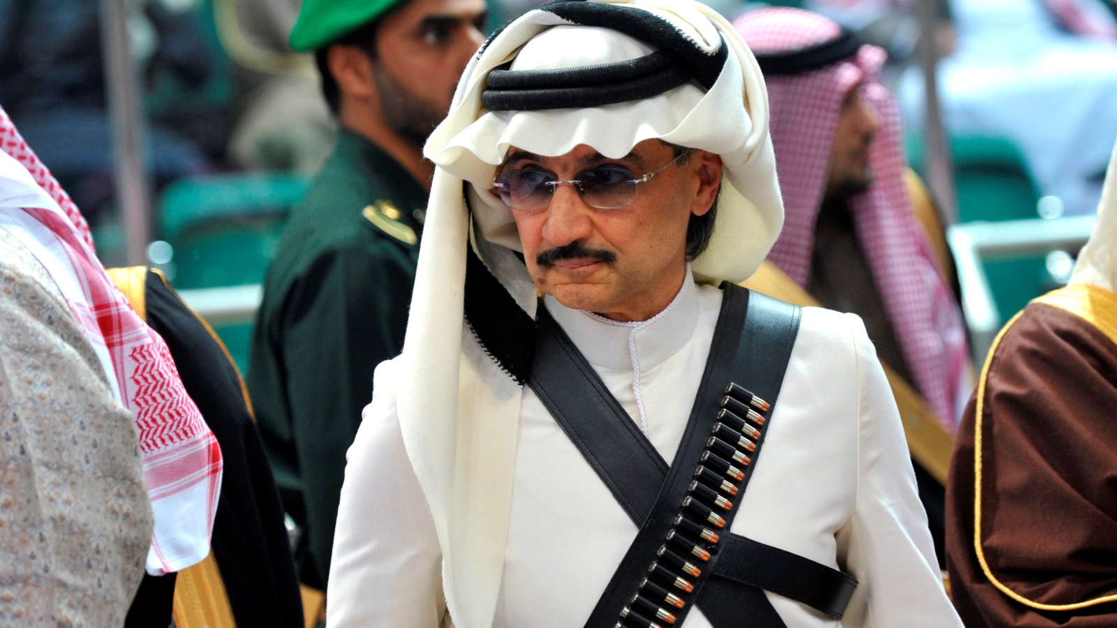 ‪اعتقال الوليد بن طلال قد يسبب موجة من الصدمات داخل السعودية وخارجها‬ (رويترز)