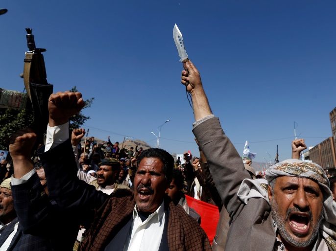 Supporters of the Houthi movement shout slogans as they demonstrate against the closure of Yemen's ports by the Saudi-led coalition in Sanaa, Yemen November 13, 2017. REUTERS/Khaled Abdullah