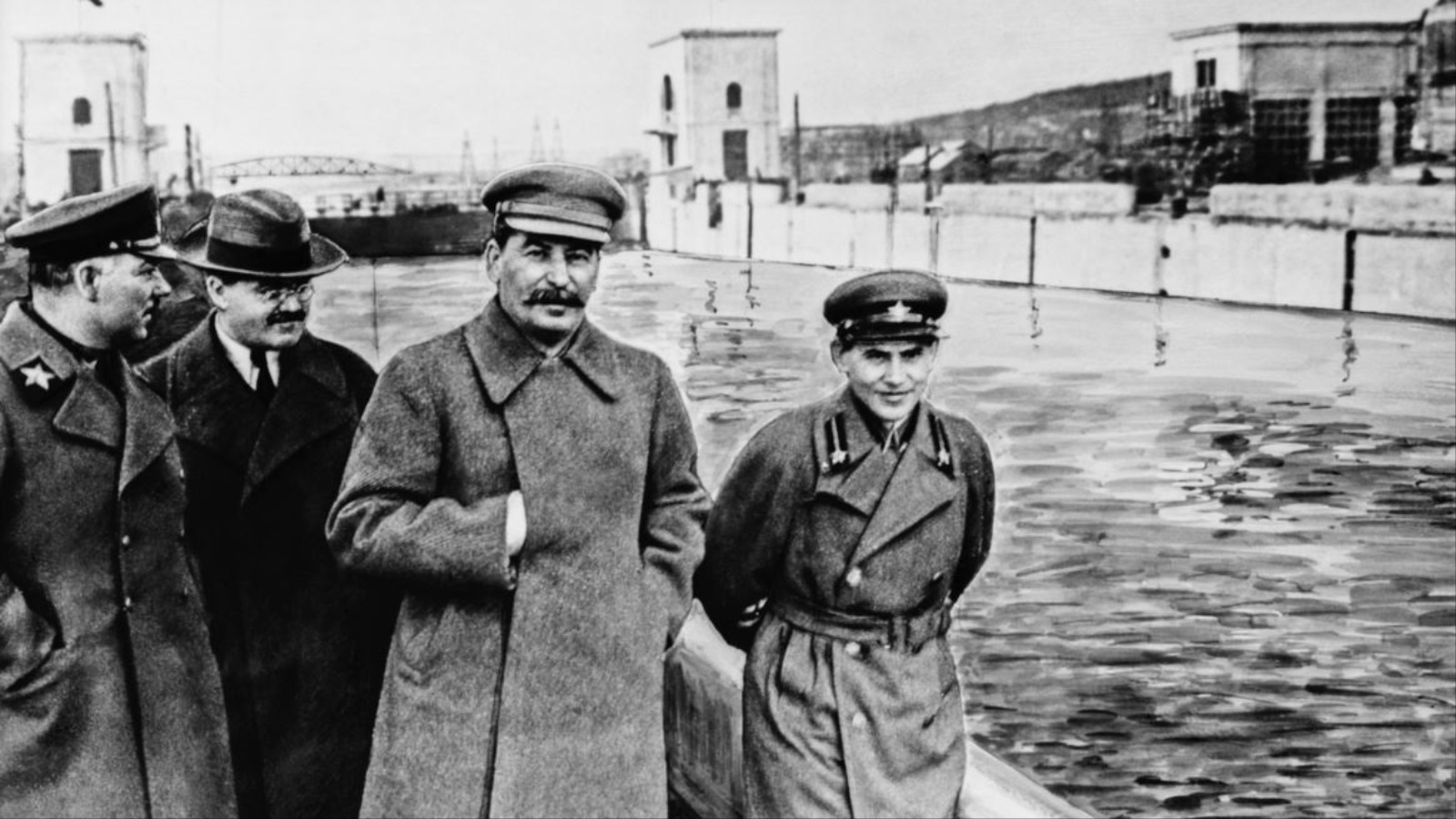 أحد الصور التي تجمع بين الديكتاتور جوزيف ستالين ونيكولاى يجوف  (مواقع التواصل)
