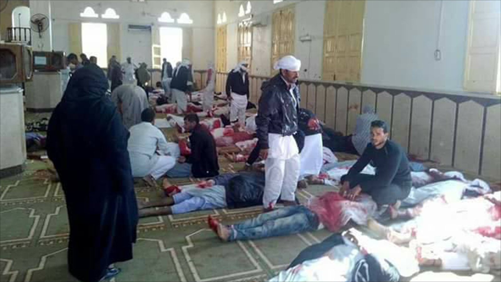 صور للقتلى داخل مسجد مسجد الروضة غرب مدينة العريش في سيناء (مواقع التواصل)