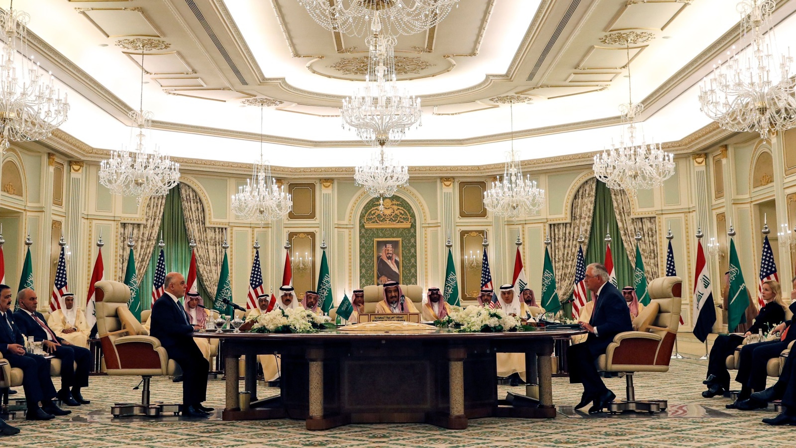 الملك سلمان خلال حضوره جلسة المجلس التنسيقي السعودي العراقي مع العبادي وبحضور تيلرسون
