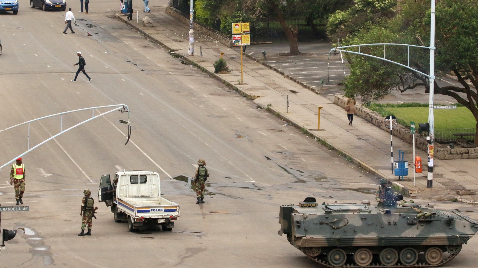 مدرعة بأحد شوارع العاصمة هراري عقب سيطرة الجيش على السلطة (رويترز)