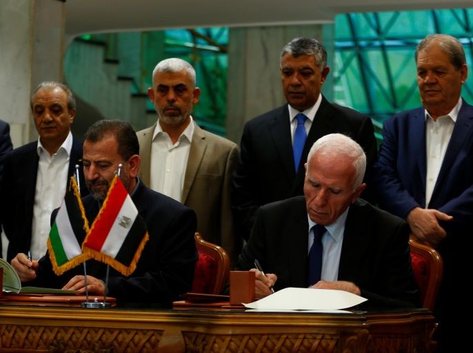 Head of Hamas delegation Saleh Arouri and Fatah leader Azzam Ahmad sign a reconciliation deal in Cairo, Egypt, October 12, 2017. REUTERS/Amr Abdallah Dalsh