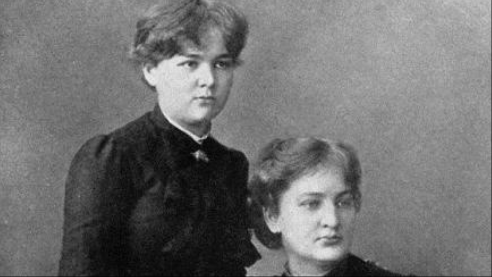 ماري إلى اليسار مع أختها