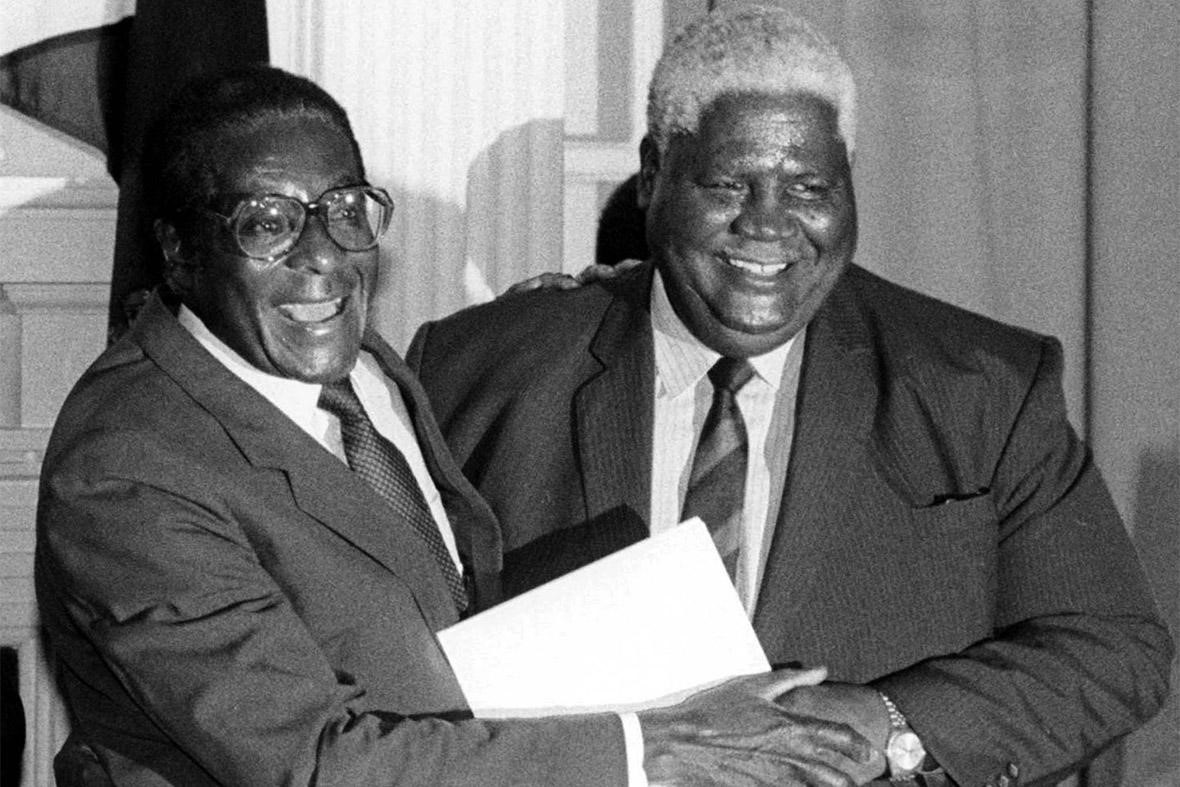 نكومو وموغابي بعد توقيع اتفاق عام 1987 (مواقع التواصل)