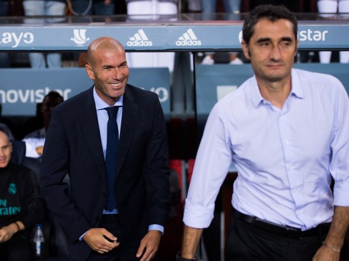 BARCELONA, SPAIN - AUGUST 13: Head coach Zinedine Zidane (L) of Real Madrid CF smiles next to Head coach Ernesto Valverde of FC Barcelona during the Supercopa de Espana Supercopa Final 1st Leg match between FC Barcelona and Real Madrid at Camp Nou on August 13, 2017 in Barcelona, Spain. (Photo by Alex Caparros/Getty Images)