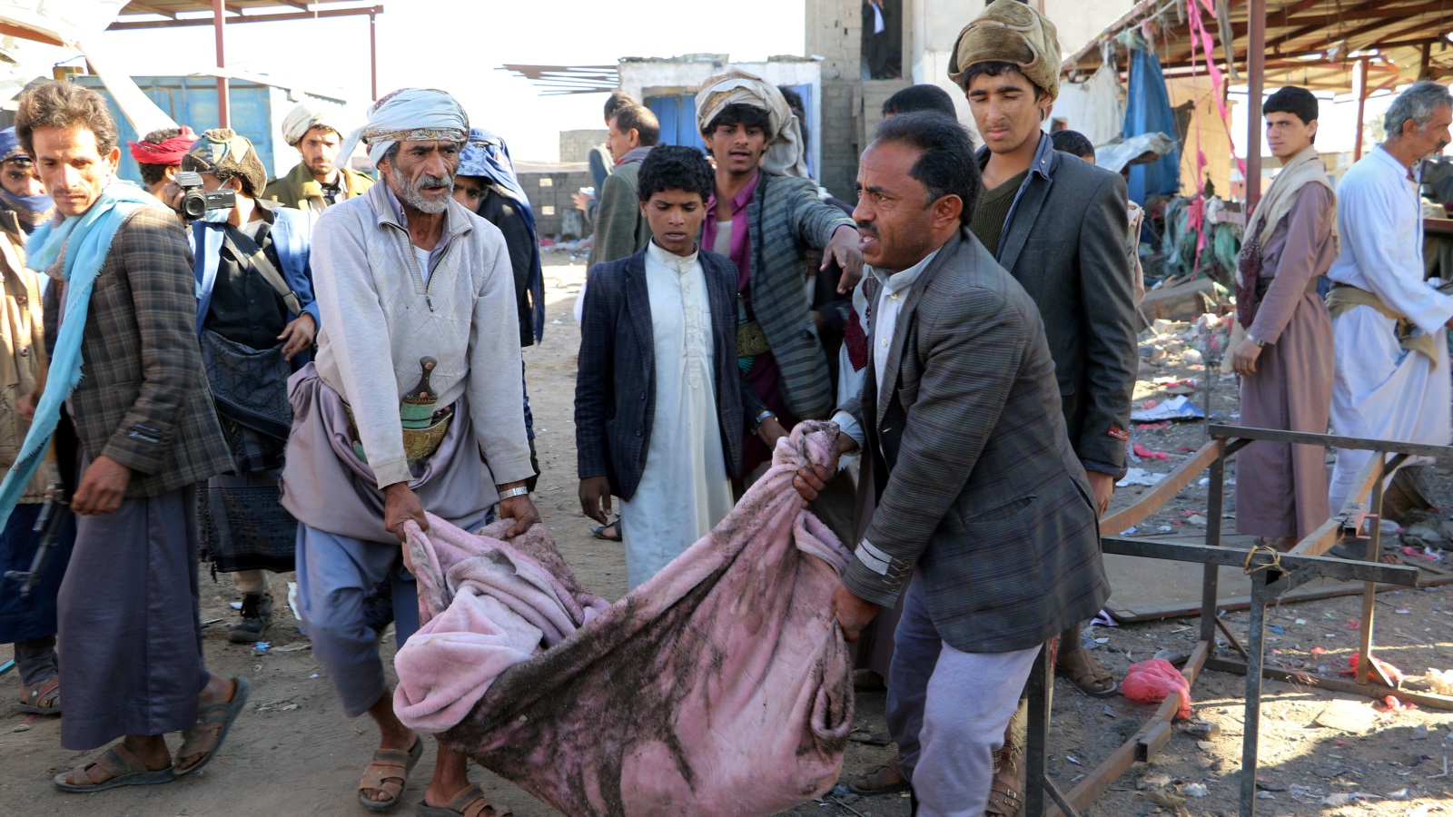 ‪عشرات القتلى والمصابين سقطوا جراء قصف التحالف سوقا في صعدة‬  (رويترز)
