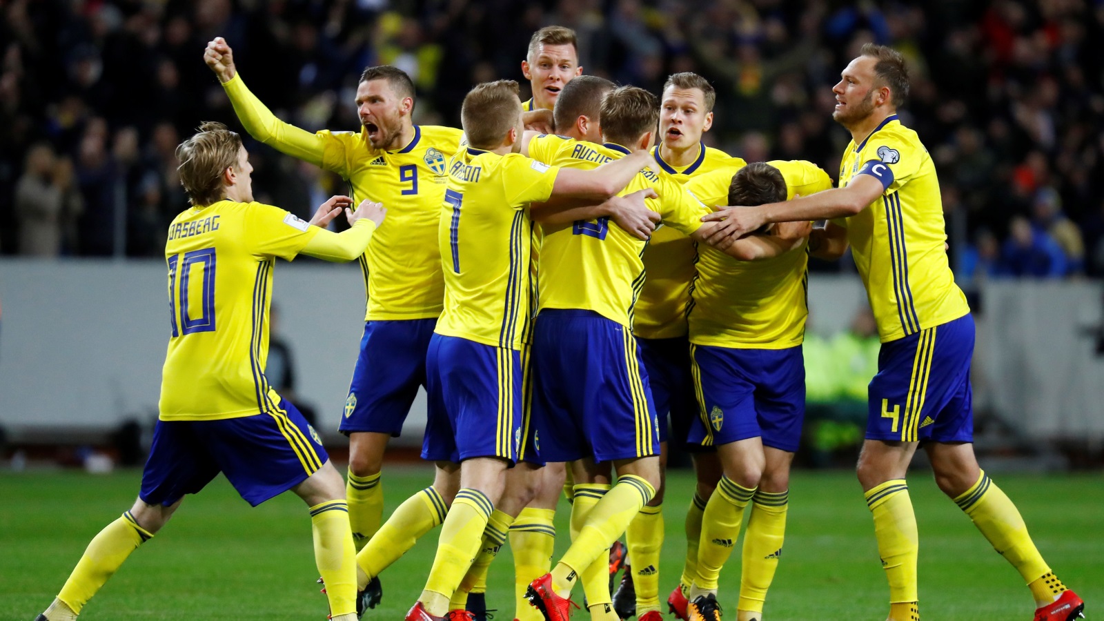  المنتخب السويدي قدم مسيرة أفضل نسبيا في التصفيات (رويترز)