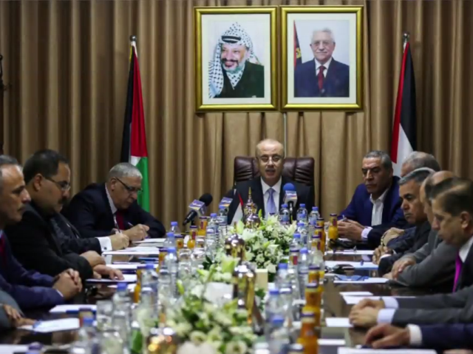 , أكد مجلس الوزراء الفلسطيني ضرورة عودة جميع الموظفين القدامى المعينين قبل الرابع عشر من شهر يونيو حزيران من عام ألفين وسبعة إلى عملهم