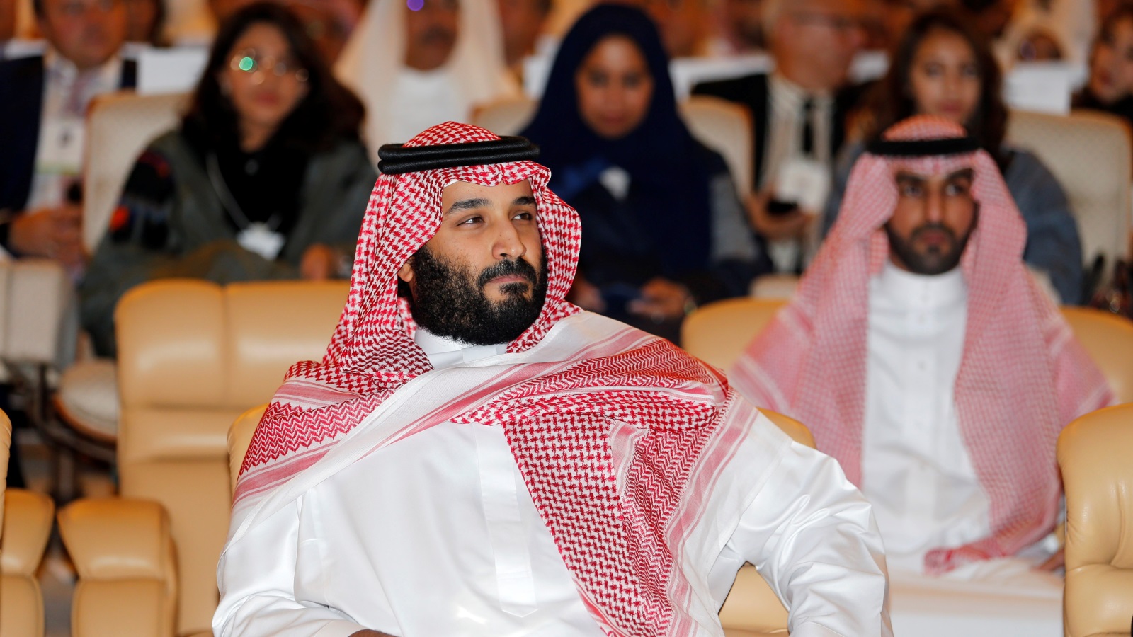 لا أدري كيف يمكنني الفخر بكوني عربيًا ويحمل نفس لغة هذا الذي يُدعى محمد بن سلمان الأمير السعودي الذي اشترى يختًا بـ 550 مليون يورو من أجل أن يقضي إجازته!