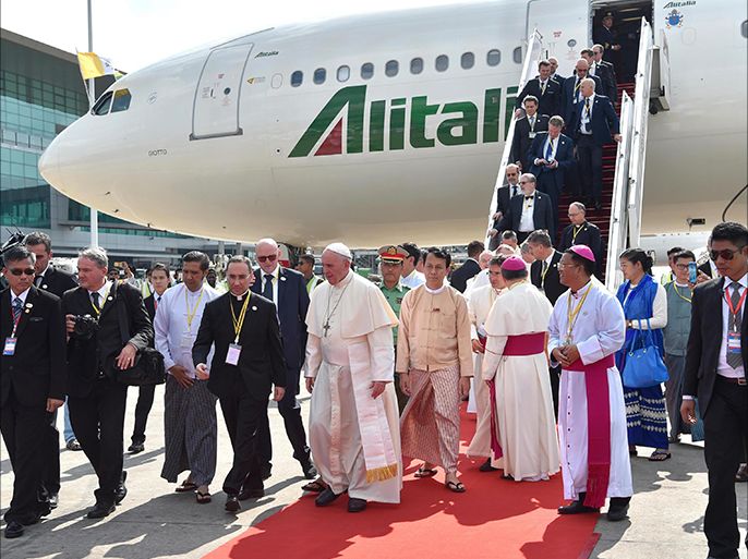 epa06353587 A handout photo made available the Vatican newspaper L'Osservatore Romano shows Pope Francis (C) arriving at the Yangon International Airport in Yangon, Myanmar, 27 November 2017. Pope Francis' visit in Myanmar and Bangladesh runs from 27 November to 02 December 2017. EPA-EFE/L'OSSERVATORE ROMANO HANDOUT HANDOUT EDITORIAL USE ONLY/NO SALES
