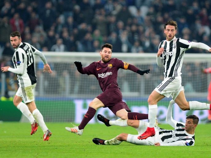 Soccer Football - Champions League - Juventus vs FC Barcelona - Allianz Stadium, Turin, Italy - November 22, 2017 Barcelona’s Lionel Messi in action with Juventus’ Claudio Marchisio REUTERS/Massimo Pinca