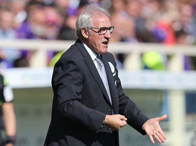 FLORENCE, ITALY - OCTOBER 15: Luigi Del Neri head coach of Udinese Calcio shouts instructions to his players during the Serie A match between ACF Fiorentina and Udinese Calcio at Stadio Artemio Franchi on October 15, 2017 in Florence, Italy. (Photo by Gabriele Maltinti/Getty Images)