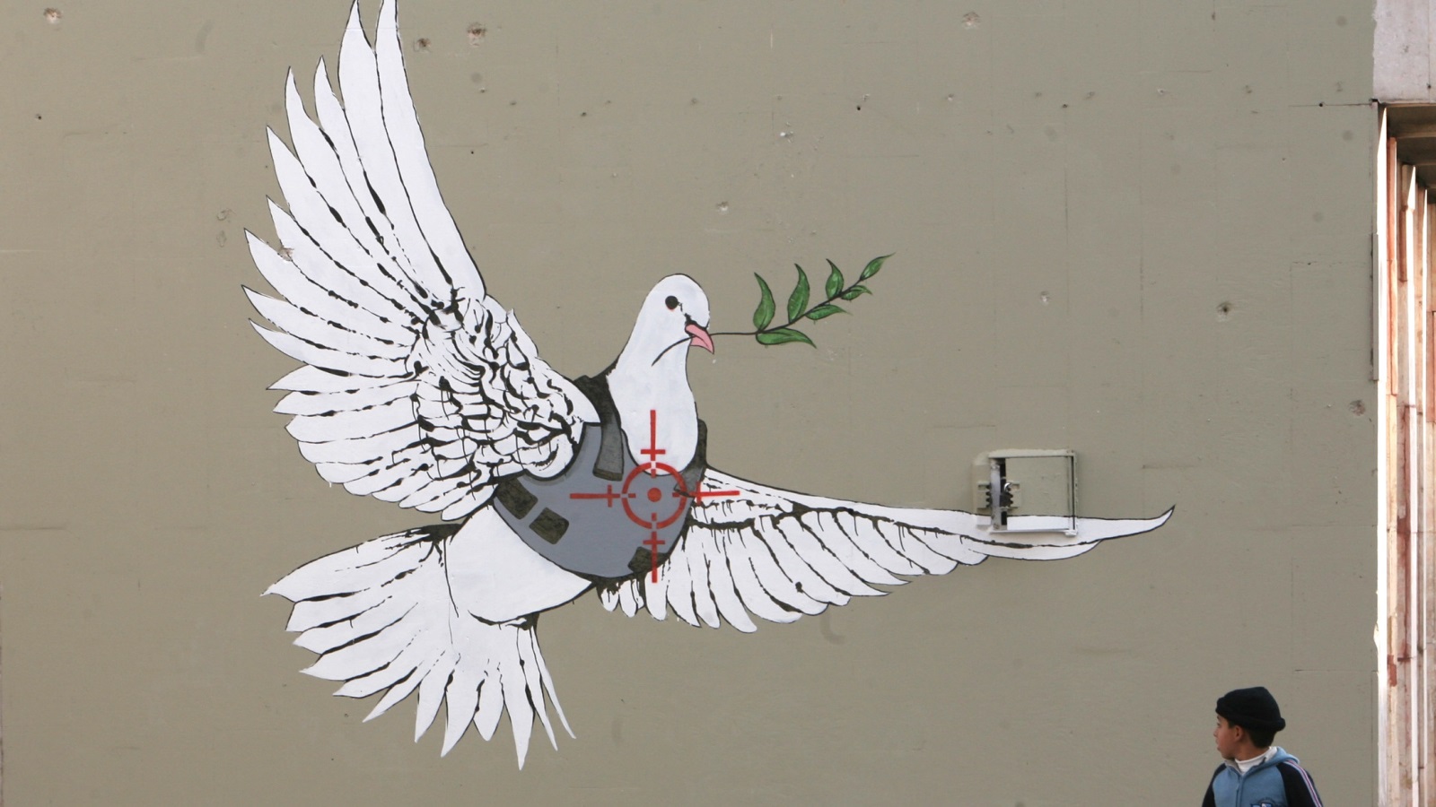 غرافيتي جدار الفصل يتسم بالجمالية لدى القارئ المؤيد للقضية الفلسطينية، ويتسم بالقبح لدى القارئ المؤيد لسياسة الاحتلال، فمعايير الجمال تختلف باختلاف منظور الشخص