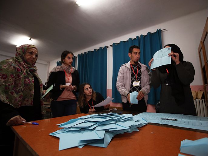 epa06346615 Election officials count votes at the end of the Algerian local elections at a polling station in Algiers, Algeria, 23 November 2017. Nearly 23 million Algerian voters were called to the polls to choose their representatives. EPA-EFE/MOHAMED MESSARA