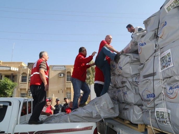 وزع الهلال الأحمر التركي خيما على متضرري الزلزال في قضاء "دربنديخان" الذي يتبع محافظة السليمانية شمالي العراق