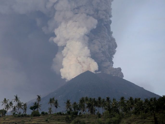 A view of Mount Agung volcano erupting from Culik village in Karangasem, Bali, Indonesia November 27, 2017. REUTERS/Johannes P. Christo