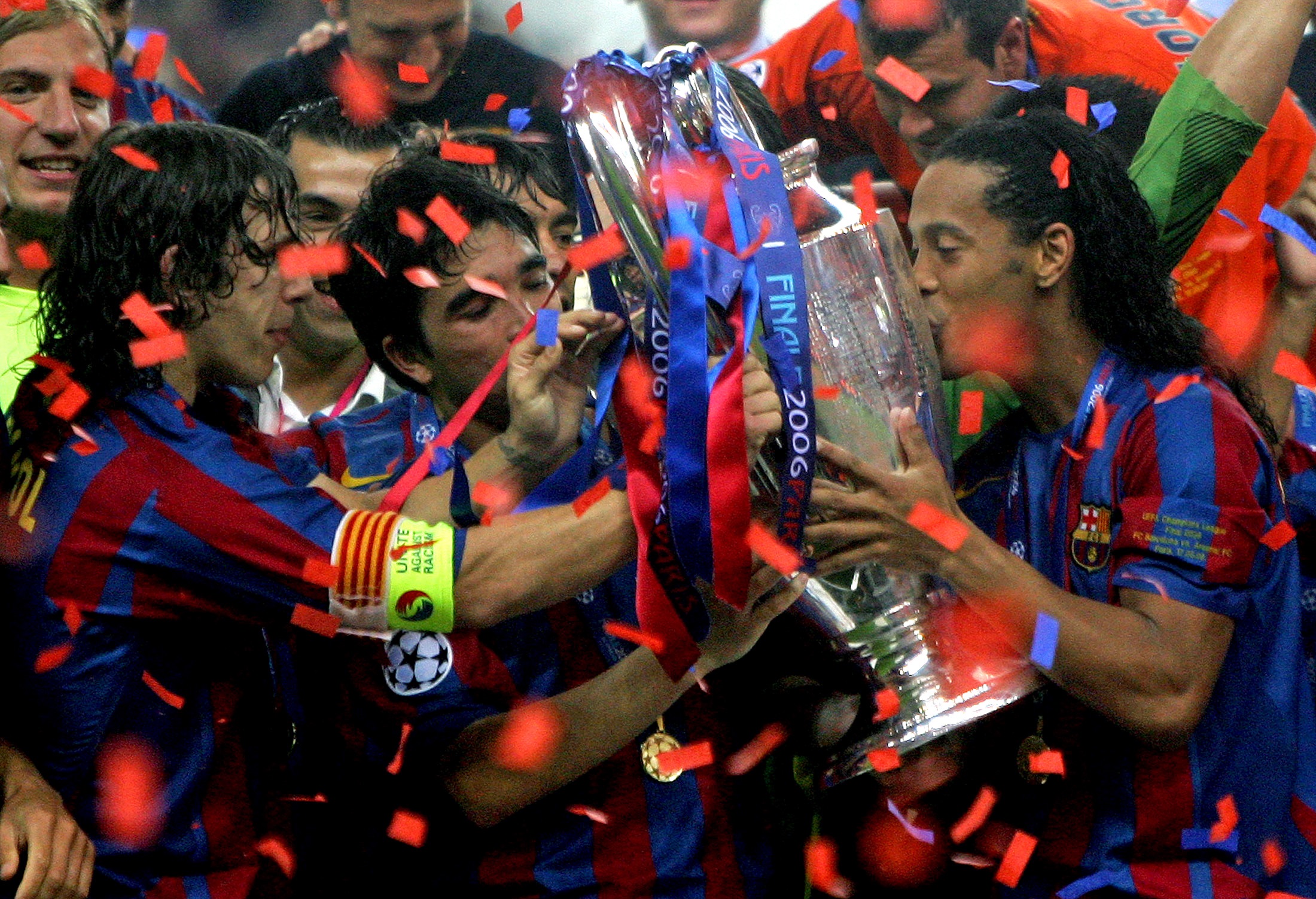 لاعبو النادي الكتالوني ويظهر البرازيلي رونالدينيو ومواطنه ديكو، وقائد الفريق الإسباني كارلوس بويول أثناء احتفالهم بإحراز لقب دوري أبطال أوروبا 2006 على حساب أرسنال في العاصمة الفرنسية باريس (رويترز)