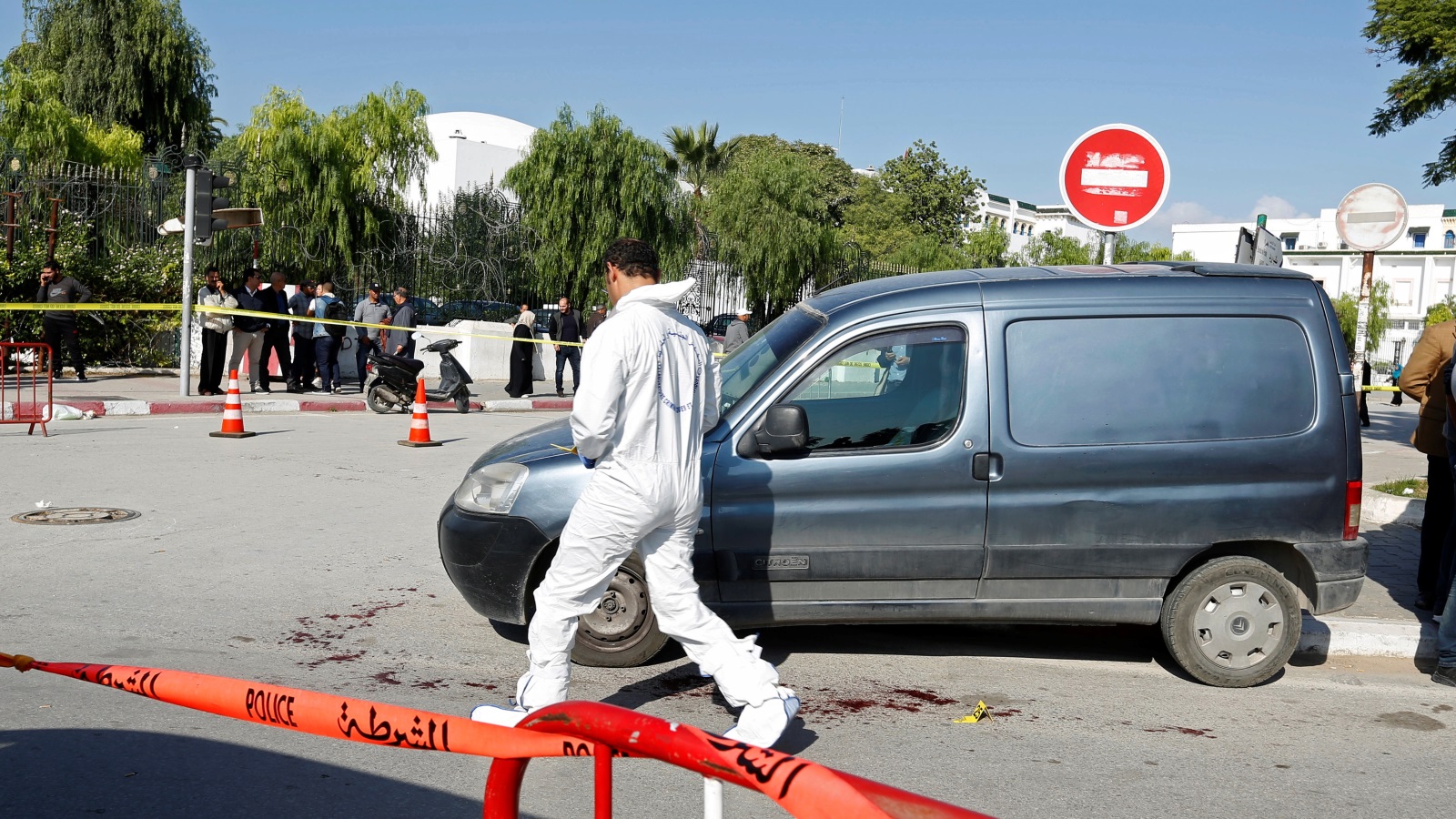 المهاجم نفذ العملية قرب مقر البرلمان التونسي (رويترز)