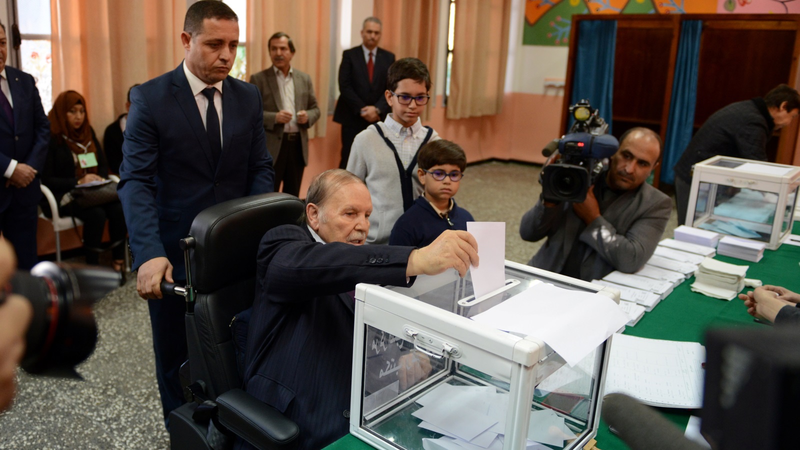 ‪بوتفليقة قبل انطلاق الاقتراع دعا الجزائريين إلى التصويت بقوة‬  (رويترز)