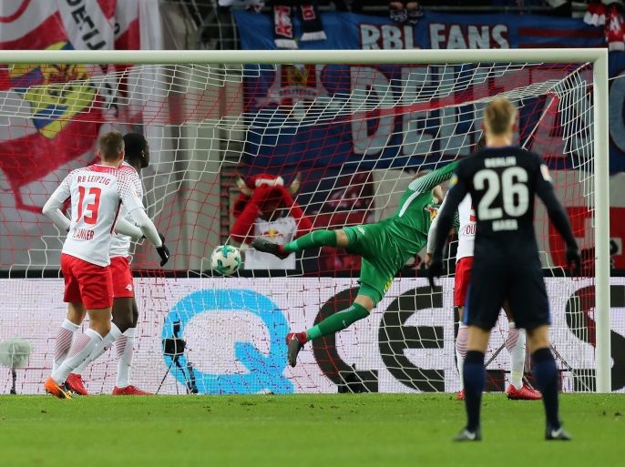 LEIPZIG, GERMANY - DECEMBER 17: Salomon Kalou (not on the picture) of Hertha BSC scores his team's second goal against goalkeeper Peter Gulacsi of RB Leipzig during the Bundesliga match between RB Leipzig and Hertha BSC at Red Bull Arena on December 17, 2017 in Leipzig, Germany. (Photo by Boris Streubel/Bongarts/Getty Images)