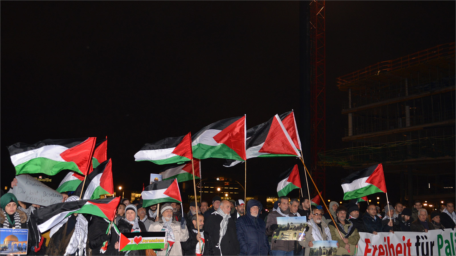 ‪مئات الفلسطينيين يشاركون في المظاهرة‬ (الجزيرة)