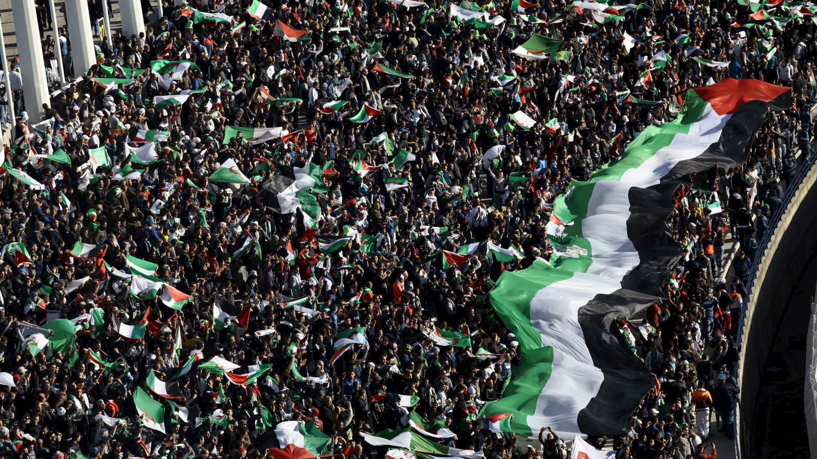 انتفضت الجزائر في سابقة لها من أجل القدس، واعتلت الأعلام الفلسطينية، وقادت التنظيمات الطلابية المسيرات بالآلاف ونادوا على أن القدس عاصمة فلسطين وستبقى عاصمتها، ولكن ماذا بعد كل هذا؟