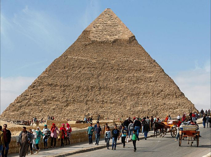 Tourists gather at the great pyramids on the outskirts of Cairo, Egypt December 6, 2017. REUTERS/Mohamed Abd El Ghany