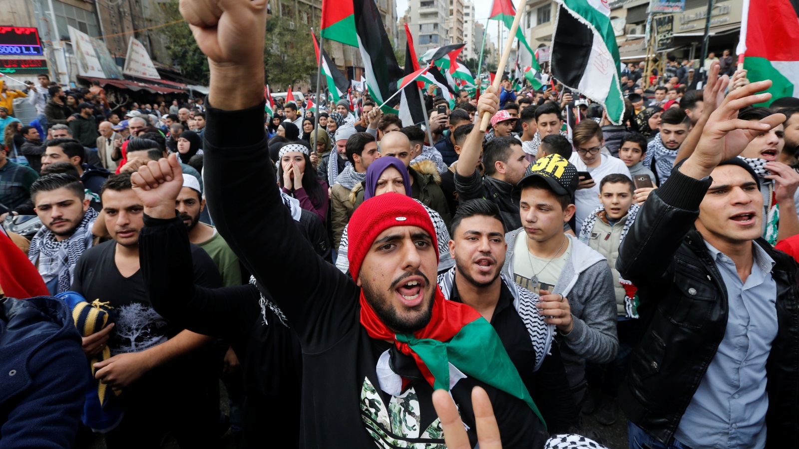‪مظاهرات في بيروت احتجاجا على خطوة ترمب بالقدس‬ مظاهرات في بيروت احتجاجا على خطوة ترمب بالقدس (رويترز)